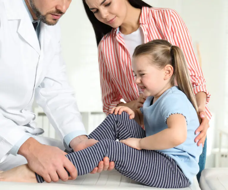 kleines Kind wird vom Arzt untersucht
