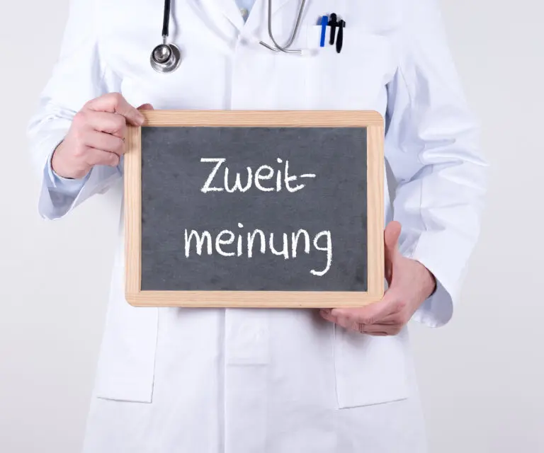 Arzt hält eine Tafel mit der Aufschrift Zweitmeinung