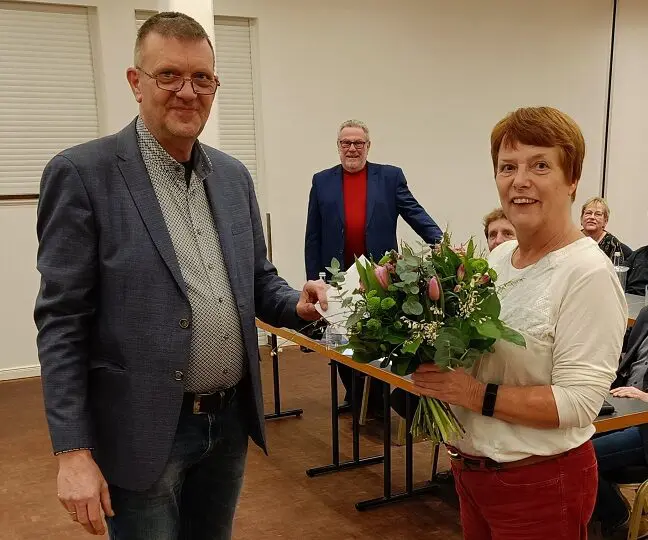 Obermeister Hilmar Benthin ehrt Iris Schindle mit einem Blumenstrauß