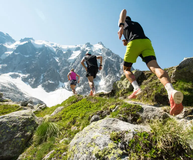 Läufer in alpiner Landschaft
