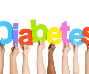Diabetes in Buchstaben von Händen gehalten
