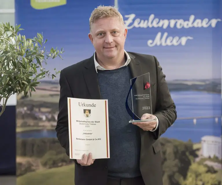 Berkemann-Geschäftsführer Thomas Bauerfeind mit dem Wirtschaftspreis der Stadt Zeulenroda-Triebes
