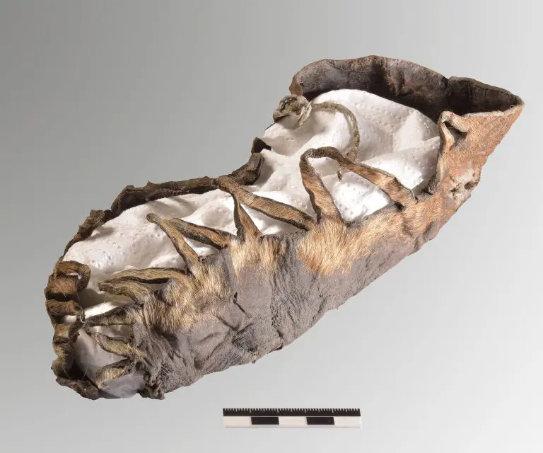 Gut erhaltener Grabungsfund: ein über 2000 Jahre alter Kinderschuh