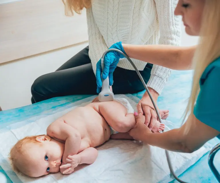 Orthopädin untersucht Baby mit Ultraschall auf Hüftdysplasie