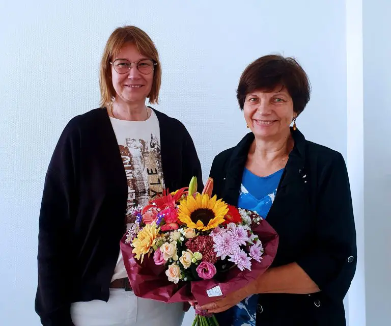 Dr. Monika Richter (r.), stellvertretende Leiterin der Zertifizierungsstelle beim Prüf- und Forschungsinstitut Pirmasens e.V., wurde in den Ruhestand verabschiedet.