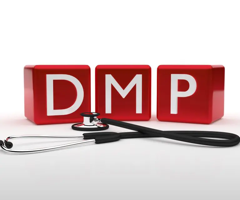 3 Würfel mit den Buchstaben DMP und Stethoskop