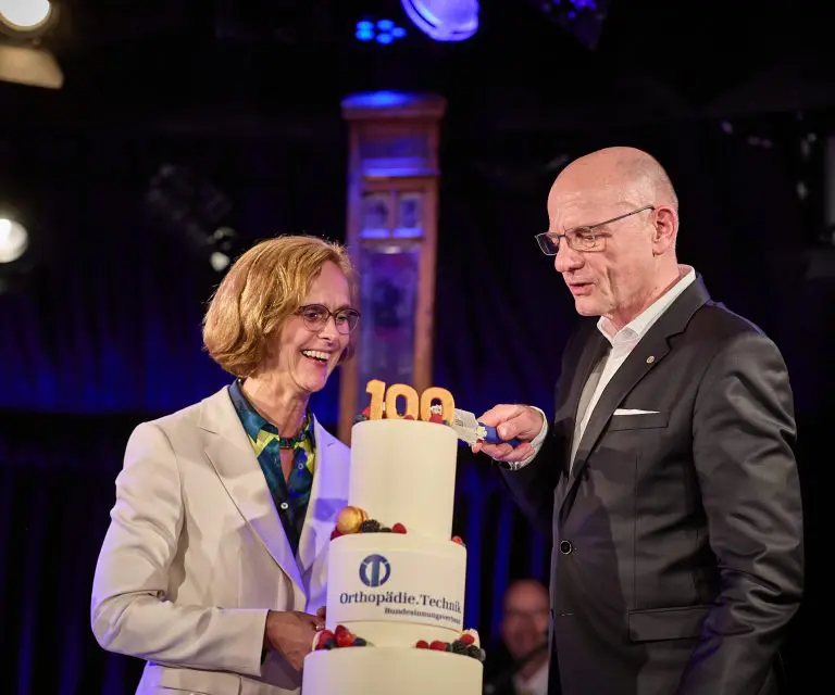 Petra Menkel, Mitglied des Vorstandes des BIV-OT, und Alf Reuter, Präsident des BIV-OT, schneiden die Jubiläumstorte an.