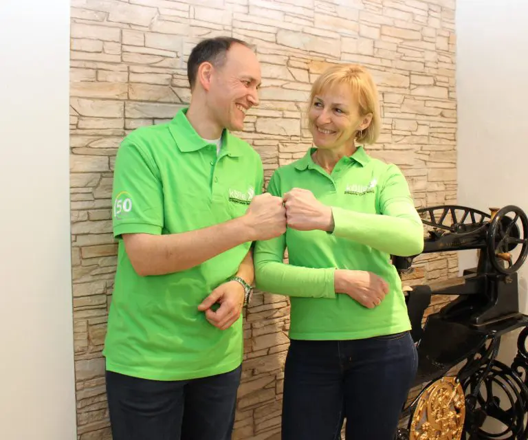 Katrin Voigt mit ihrem Chef, Orthopädieschuhmachermeister Marcus Kölle.