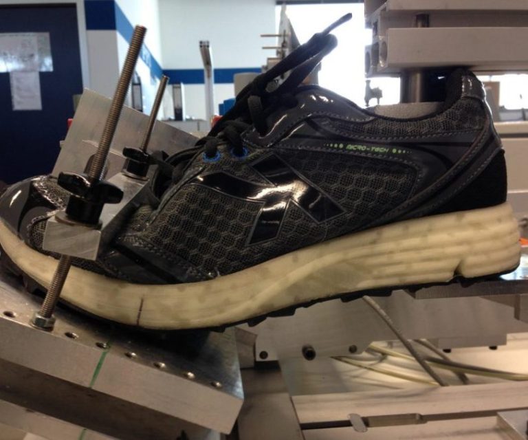 Im EU-Forschungsprojekt ADDFactor per 3D-Druck hergestellte Laufsohle eines Sportschuhs auf einer PFI-Flexibilitätsprüfmaschine im Dauertest – 2014.