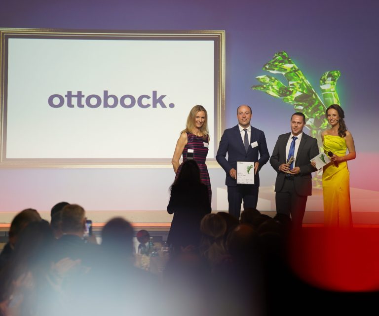 Henning Vellguth, Vice President Group Controlling, und Christian Lambrecht, Head of Global HR Management, nahmen den Best Managed Companies Award 2024 für Ottobock entgegen.