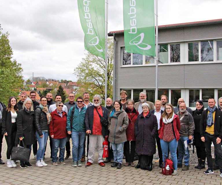 Die Teilnehmer der ALOST-Tagung vor dem Hauptsitz der Perpedes GmbH in Schopfloch.
