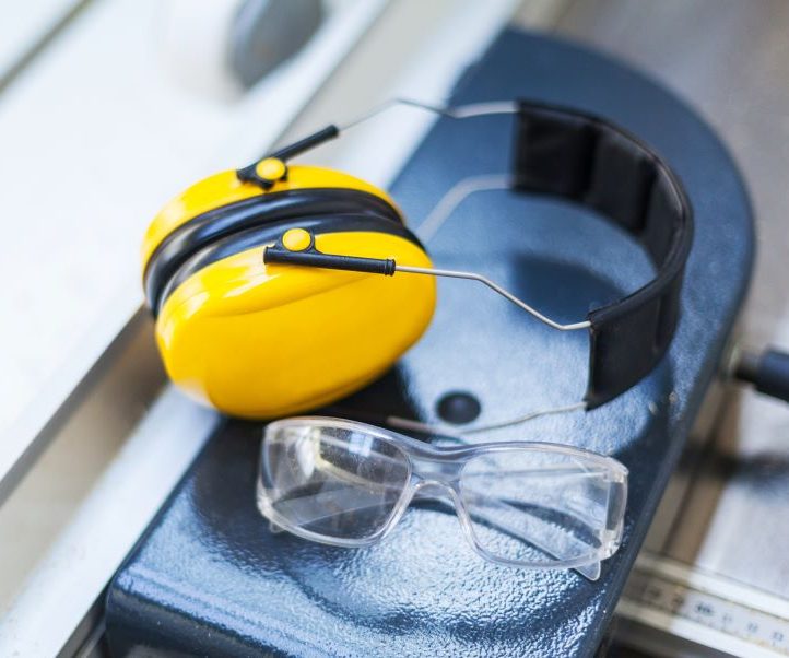 Gehörschutz und Schutzbrille für die Arbeitssicherheit
