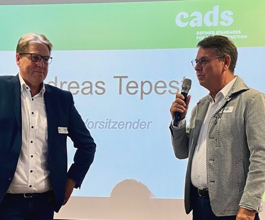Der Cads-Vorsitzende Andreas Tepest (l.) und HDS/L-Hauptgeschäftsführer Manfred Junkert bei der Mitgliederversammlung der Cads, Kooperation für abgesicherte definierte Standards bei den Schuh- und Lederwarenprodukten e.V., in Graz.